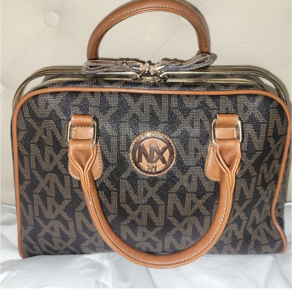 NX handbag with rail closure